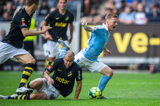s Per Karlsson och Malmö FFs Anders Christiansen i en