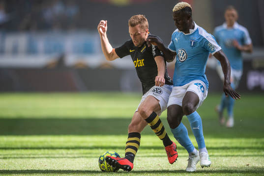 s Sebastian Larsson och Malmö FFs Bonke Innocent