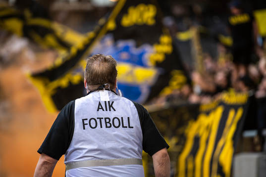 En publikvärd framför AIK-klacken