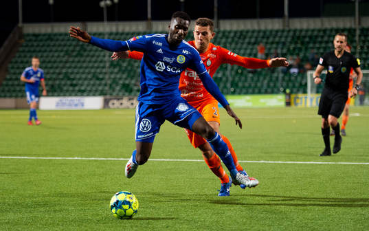 Sundsvalls Peter Wilson opch AFC Eskilstunas Adnan Kojic