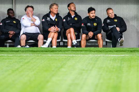 Hammarbys bänk med bland annat assisterande tränare Pablo