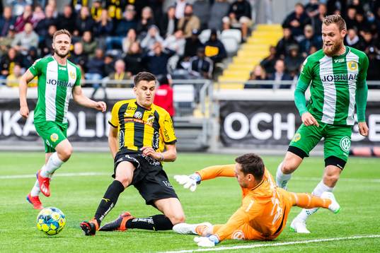 Häckens Alexander Jeremejeff mot Hammarbys målvakt Davor