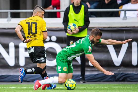 Situationen innan 1-0 mellan Häckens Paulinho och