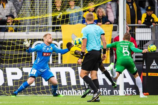 Häckens målvakt Peter Abrahamsson räddar en nick från