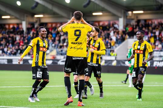 Häckens Alexander Jeremejeff jublar med Nasiru Mohammed