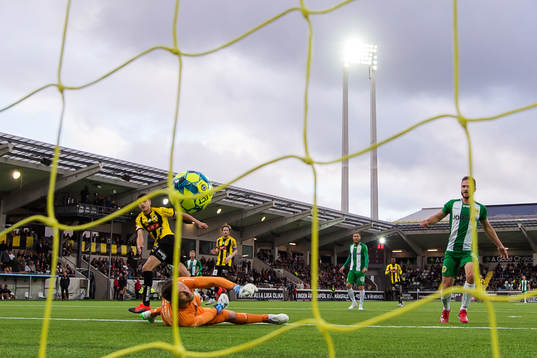 Hammarbys målvakt Davor Blazevic ser Häckens Alexander