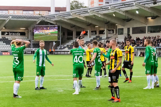 Hammarbys Mads Fenger Nielsen får rött kort av domare
