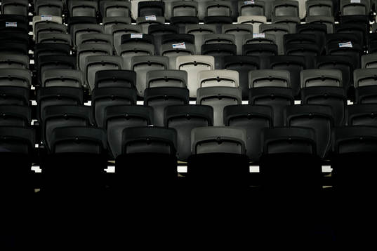 Tomma stolar på Tele2 Arena