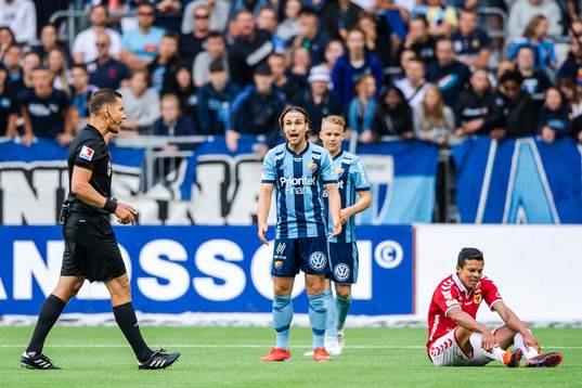 Djurgårdens Kevin Walker reagerar på ett domslut