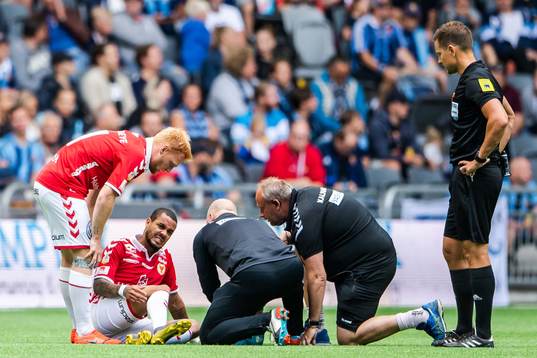 Kalmars Emaxwell Souza de Lima får vård