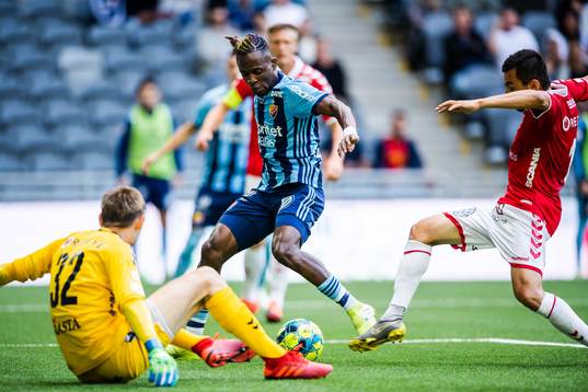 Djurgårdens Mohamed Buya Turay mot Kalmars målvakt Lucas
