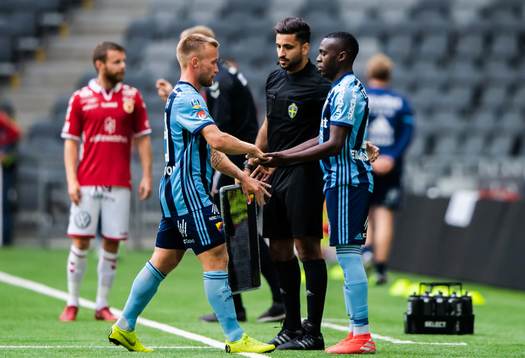 Djurgårdens Nicklas Bärkroth byter med Edward Chilufya