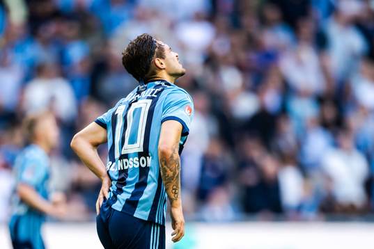 Djurgårdens Astrit Ajdarevic tar sig för ryggen