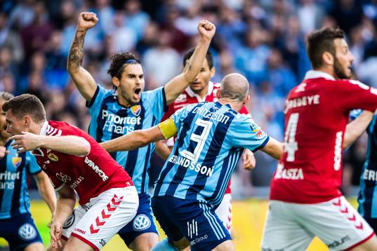 Djurgårdens Marcus Danielson jublar med Astrit Ajdarevic