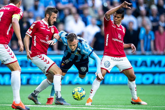 Djurgårdens Fredrik Ulvestad faller i en duell med Kalmars