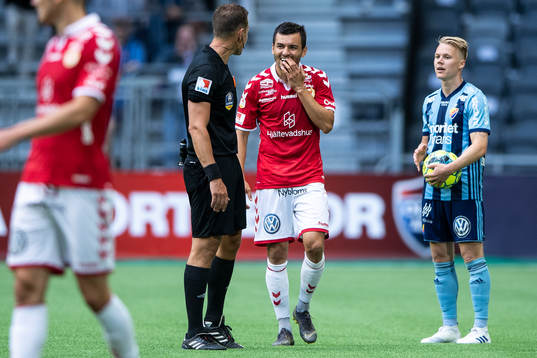 Kalmars Emin Nouri diskuterar med domare Martin
