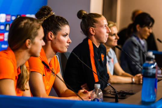 Vivianne Miedema, Dominique Bloodworth and Goalkeeper Sari