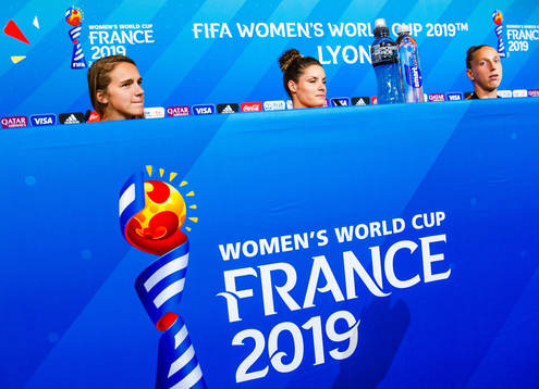Vivianne Miedema, Dominique Bloodworth and Goalkeeper Sari