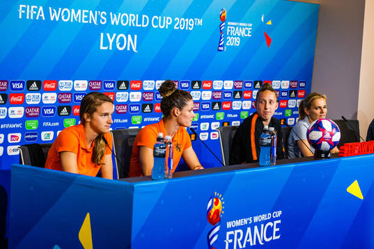 Vivianne Miedema, Dominique Bloodworth,  Goalkeeper Sari
