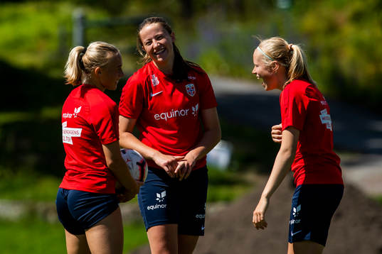 Vilde Gullhaug Birkeli, Ragne Hagen Svastuen and Julie
