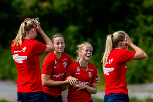 Ragne Hagen Svastuen and Julie Blakstad of Norway