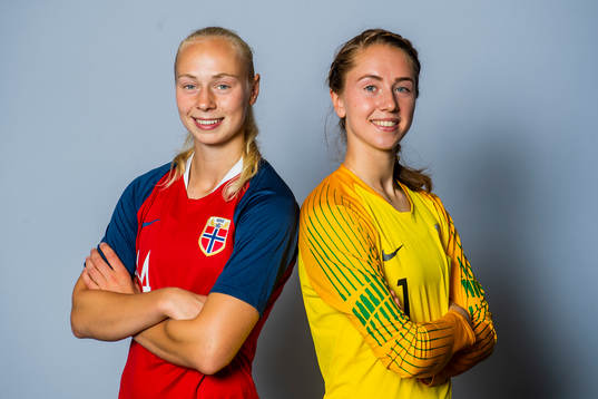Sara Lindbak Hørte and goalkeeper Karen Oline Sneve pose