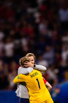 Jillian Ellis, head coach celebrate with goalkeeper Alyssa
