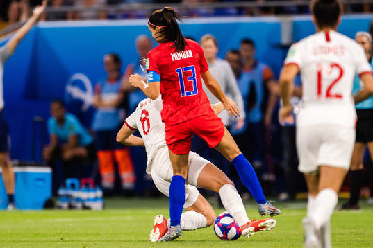 Millie Bright of England against Alex Morgan of USA