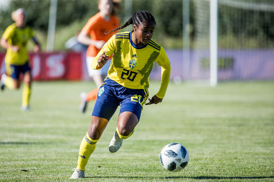 Sveriges Monica Jusu Bahunder F16-landskampen i fotboll