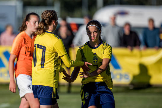 Sveriges Elvira Olofsson har gjort 3-1 och jublar med