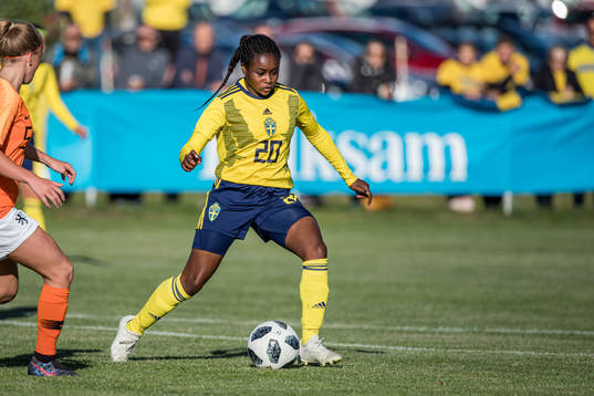 Sveriges Monica Jusu Bahunder F16-landskampen i fotboll