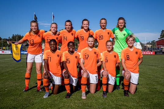Nederländernas lagfoto inan match. Övre raden från