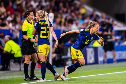 Elin Rubensson changes with Julia Zigiotti Olme of Sweden