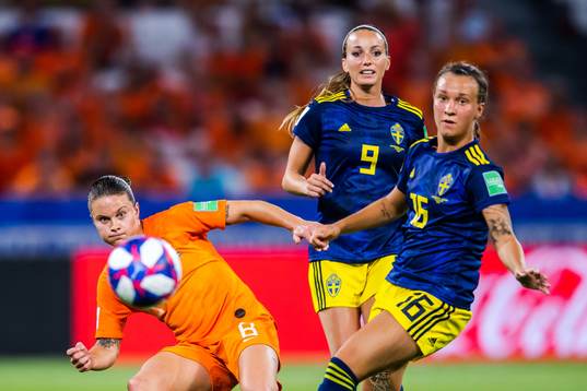 Kosovare Asllani and Julia Zigiotti Olme of Sweden against