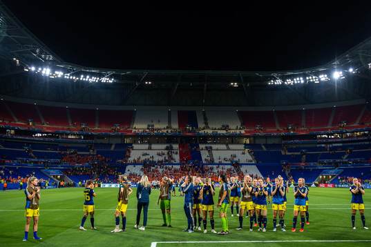 Players of Sweden thank the supporters