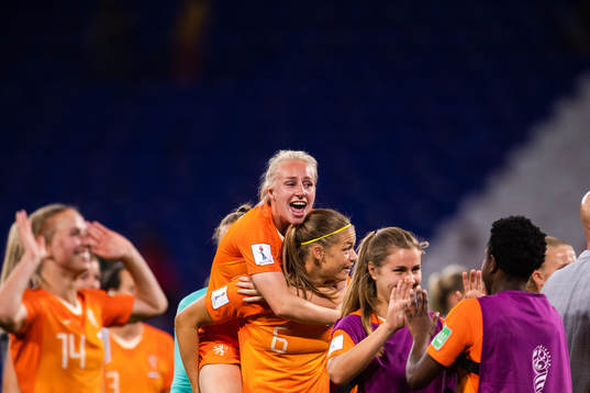 Inessa Kaagman of Netherlands celebrates