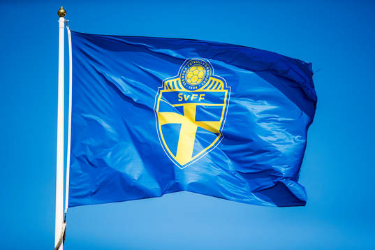 En flagga med Svenska fotbollsförbundets logga