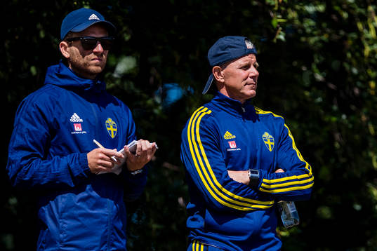 U21s förbundskapten Roland Nilsson (t.h)