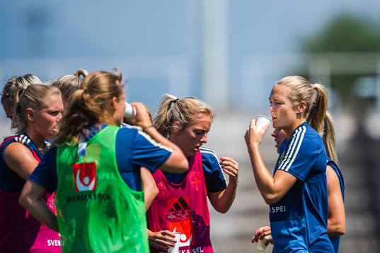 Mimmi Larsson and Magdalena Eriksson of Sweden drink water