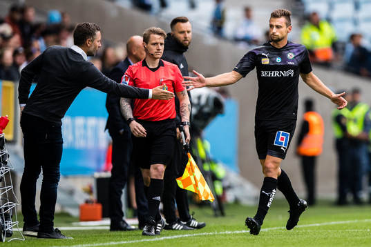 Örebros tränare Axel Kjäll och Filip Rogic jublar