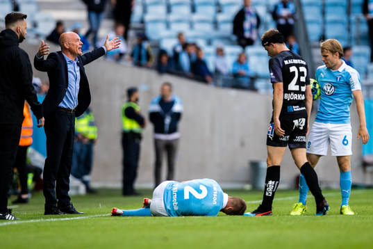 Malmö FFs tränare Uwe Rösler protesterar mot domslut