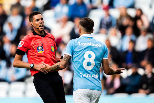 Domare Magnus Lindgren i diskussion med Malmö FFs Arnór