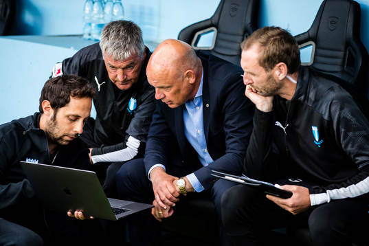 Malmö FFs tränare Uwe Rösler kollar på videoklipp i