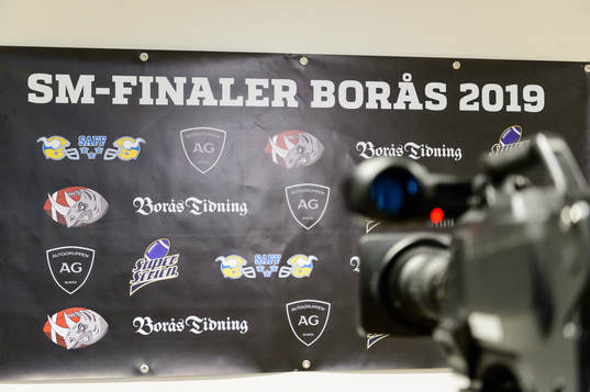 TV-kamera framför backdrop