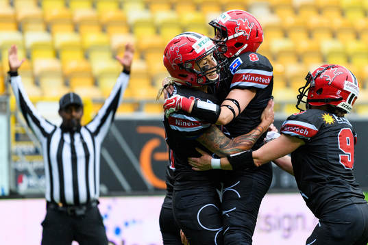 Carlstad Crusaders Linda Johansson kramas om av Anastasia