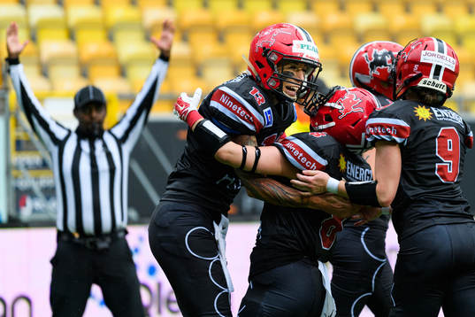 Carlstad Crusaders Linda Johansson kramas om av Anastasia