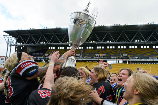 Svenska mästarna Carlstad Crusaders spelare lyfter pokalen