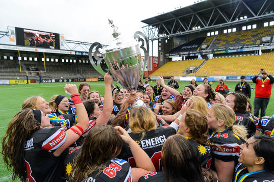 Svenska mästarna Carlstad Crusaders spelare lyfter pokalen