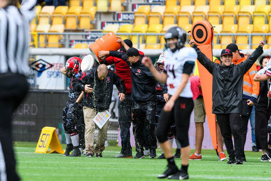 Carlstad Crusaders head coach Christian Forsman får dricka