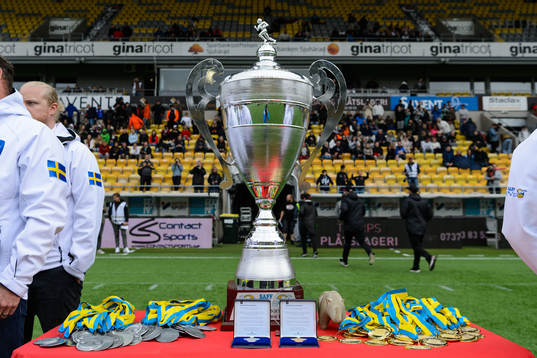 SM-pokalen med medaljerna